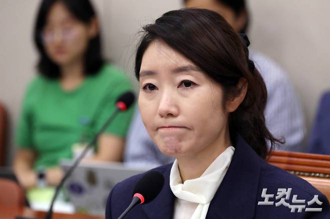 강선우 여성가족부 장관 후보자가 14일 서울 여의도 국회 여성가족위원회에서 열린 인사청문회에서 굳은 표정을 짓고 있다. 윤창원 기자