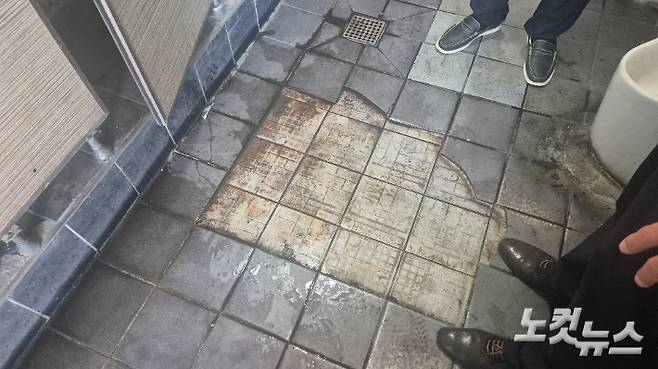 광주 광산구 도산동의 시내버스 차고지 화장실. 바닥 타일은 군데군데 부서졌고 오물이 바닥에 넘쳐 흘러 냄새가 심했다. 한아름 기자
