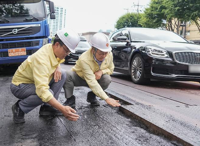 강기정 광주광역시장이 도시철도 2호선 1단계 구간 도로포장 지연과 관련해 전격적으로 사퇴를 언급하며 강한 의지를 드러냈다. 광주광역시 제공