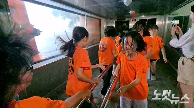 22일 전북 119안전체험관 재난종합체험장에서 마련된 태풍 실습장에서 아이들이 초속 30m의 강한 바람을 체감하고 있다. 심동훈 기자