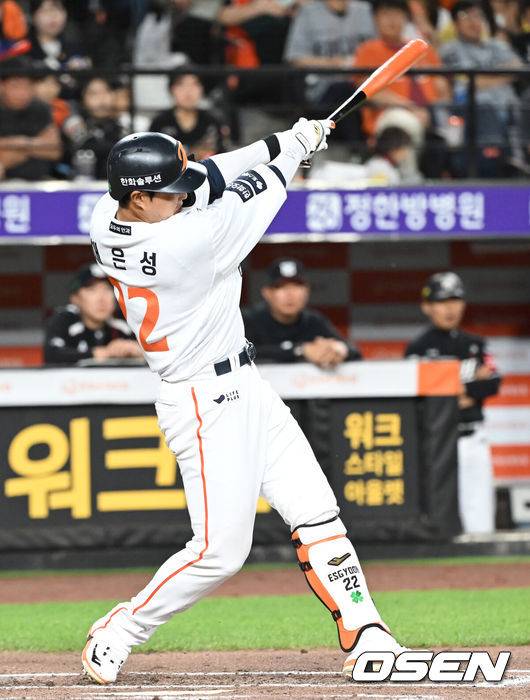 [OSEN=대전, 김성락 기자] 7회말 한화 선두타자 채은성이 안타를 날리고 있다. 2025.06.04 / ksl0919@osen.co.kr