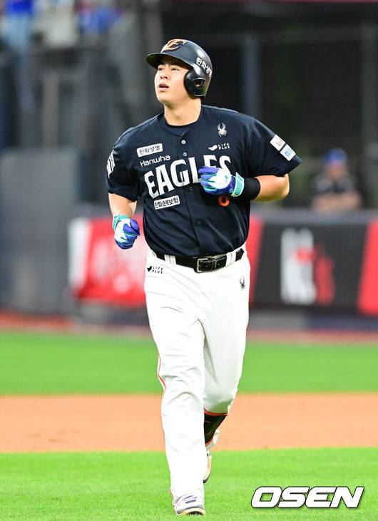 [OSEN=수원, 김성락 기자] 19일 오후 수원 KT위즈파크에서 ‘2025 신한 SOL Bank KBO리그’ KT 위즈와 한화 이글스의 경기가 열렸다.홈팀 KT는 헤이수스, 방문팀 한화는 와이스를 선발로 내세웠다.3회초 무사 1, 2루 한화 노시환이 병살타로 물러나고 있다. 2025.07.19 / ksl0919@osen.co.kr