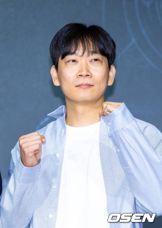 [OSEN=박준형 기자] 22일 서울 호텔 나루 서울 엠갤러리에서 넷플릭스 시리즈 '트리거' 제작발표회가 진행됐다.배우 김남길과 김영광, 길해연, 박훈이 출연하는 ‘트리거’는 총기 청정국으로 불리는 한국에서 갑자기 출처를 알 수 없는 불법 총기가 배달되기 시작하면서 벌어지는 이야기다. 권오승 감독이 포즈를 취하고 있다. 2025.07.22 / soul1014@osen.co.kr
