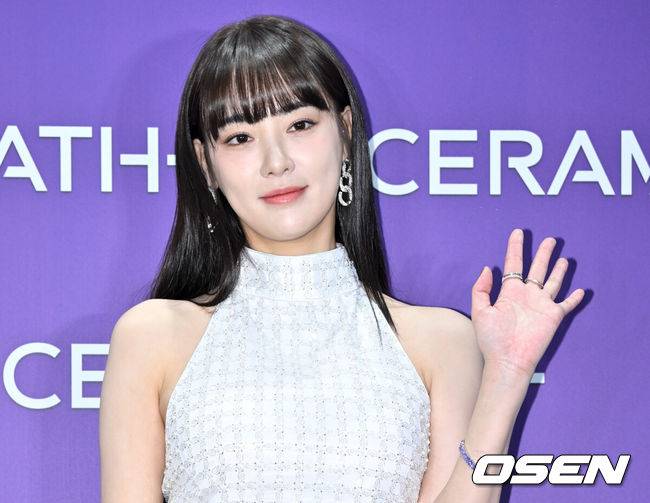 [OSEN=조은정 기자]22일 서울 강남구 한 뷰티 디바이스 브랜드의 플래그십 스토어에서 오픈 기념 포토월 행사가 열렸다.이날 행사에는 티파니, 권유리, 강다니엘, 고준희, 수현, 이주연, 효민, 장희진, 엑소 찬열,  김재중, 전혜빈, 다샤 타란이 참석했다.배우 이주연이 포즈를 취하고 있다. 2024.11.22 /cej@osen.co.kr