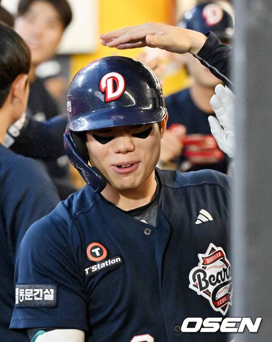 [OSEN=인천, 민경훈 기자] 19일 인천 SSG랜더스필드에서 ‘2025 신한 SOL Bank KBO리그’ SSG 랜더스와 두산 베어스의 경기가 열렸다.SSG는 드류 앤더슨, 두산은 콜어빈은 선발로 내세웠다.5회초 2사 주자 1루 두산 오명진이 우월 투런 홈런을 때린 후 덕아웃에서 동료들과 하이파이브를 하고 있다. 2025.07.19