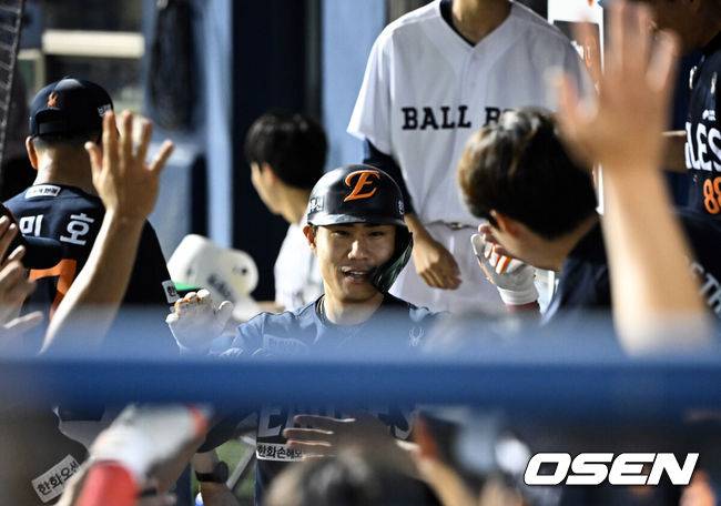 [OSEN=잠실, 조은정 기자]22일 오후 서울 잠실야구장에서 2025 신한 SOL Bank KBO리그 두산 베어스와 한화 이글스의 경기가 열렸다.이날 두산은 잭로그, 한화는 문동주를 선발로 내세웠다.9회초 2사 한화 심우준이 솔로 홈런을 날린 뒤 더그아웃에서 환영을 받고 있다. 2025.07.22 /cej@osen.co.kr