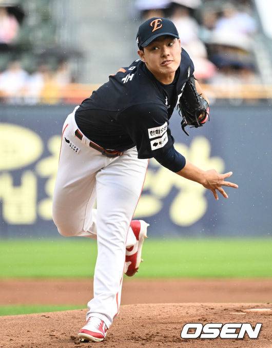 [OSEN=잠실, 조은정 기자]22일 오후 서울 잠실야구장에서 2025 신한 SOL Bank KBO리그 두산 베어스와 한화 이글스의 경기가 열렸다.이날 두산은 잭로그, 한화는 문동주를 선발로 내세웠다.1회말 한화 선발 문동주가 역투하고 있다. 2025.07.22 /cej@osen.co.kr