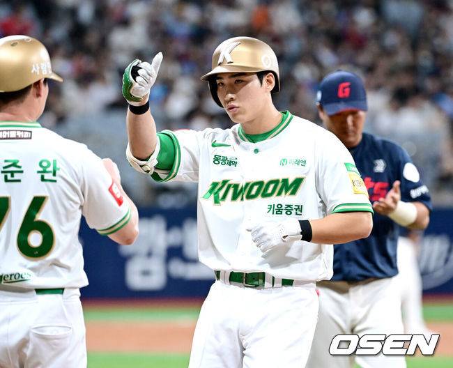 [OSEN=고척, 최규한 기자] 22일 오후 서울 고척스카이돔에서 ‘2025 신한 SOL Bank KBO리그’ 키움 히어로즈와 롯데 자이언츠의 경기가 열렸다.홈팀 키움은 라클란 웰스, 방문팀 롯데는 나균안을 선발로 내세웠다.1회말 1사 3루 상황 키움 이주형이 선제 1타점 적시타를 날리고 1루에 안착해 기뻐하고 있다. 2025.07.22 / dreamer@osen.co.kr