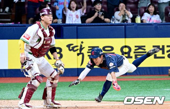 [OSEN=고척, 최규한 기자] 22일 오후 서울 고척스카이돔에서 ‘2025 신한 SOL Bank KBO리그’ 키움 히어로즈와 롯데 자이언츠의 경기가 열렸다.홈팀 키움은 라클란 웰스, 방문팀 롯데는 나균안을 선발로 내세웠다.5회초 2사 2, 3루 상황 롯데 레이예스의 동점 2타점 적시타 때 2루 주자 황성빈이 홈으로 슬라이딩 해 세이프되고 있다. 2025.07.22 / dreamer@osen.co.kr