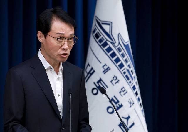 ▲이규연 대통령실 홍보소통수석이 17일 서울 용산 대통령실 청사에서 이날 이재명 대통령 주재로 열린 수석·보좌관 회의 등 현안 브리핑을 하고 있다. ⓒ연합뉴스