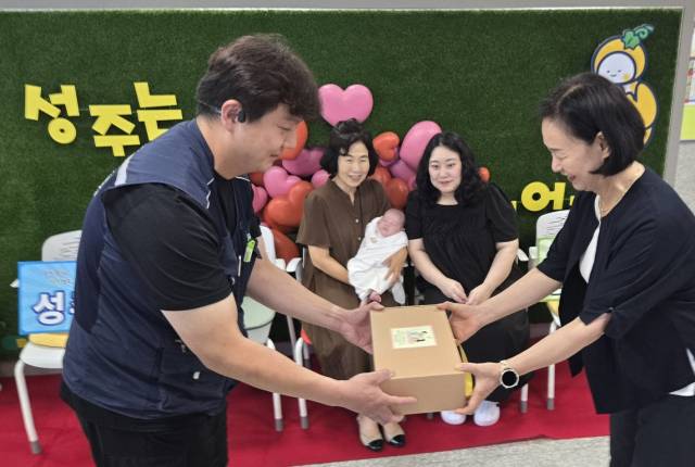 ▲ 찾아가는 산부인과 천둥이 탄생 축하 선물 전달 ⓒ 성주군