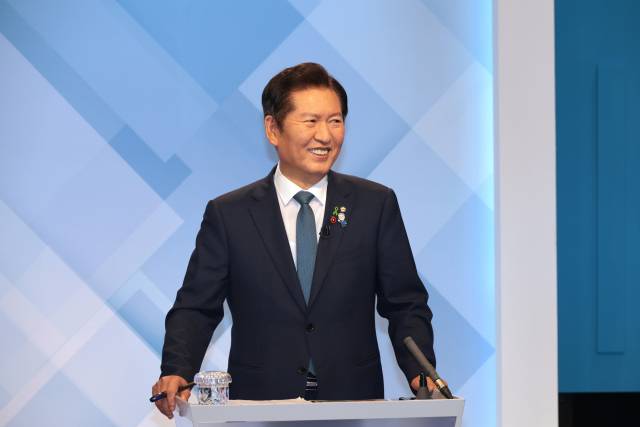 ▲더불어민주당 정청래 당대표 후보가 16일 서울 목동 SBS 스튜디오에서 열린 더불어민주당 당대표 후보 토론회에서 박찬대 후보를 웃으며 바라보고 있다. ⓒ연합뉴스