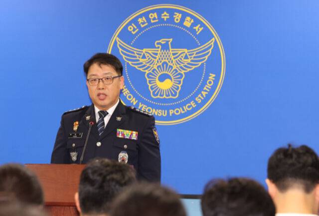 박상진 인천연수경찰서장이 지난 21일 연수경찰서에서 송도국제도시의 한 아파트에서 발생한 아들 살해 사건에 대해 브리핑하고 있다. 연합뉴스