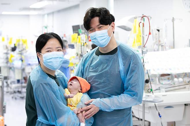 퇴원을 기념하는 한민채 양과 부모님.