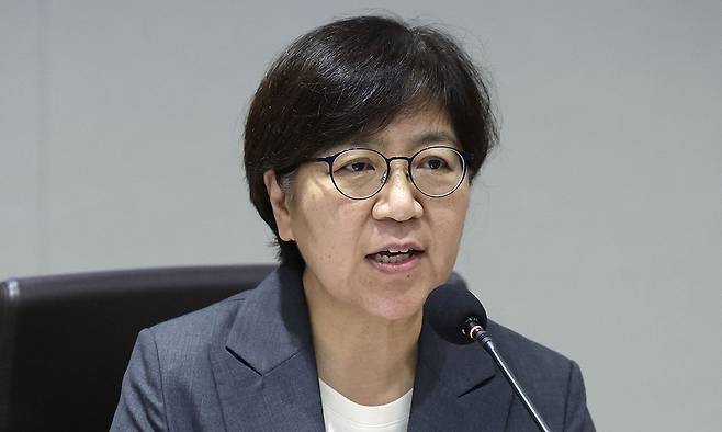 정은경 보건복지부 장관이 22일 서울 용산 대통령실 청사에서 이재명 대통령 주재로 열린 국무회의에 참석해 인사말을 하고 있다. 연합뉴스