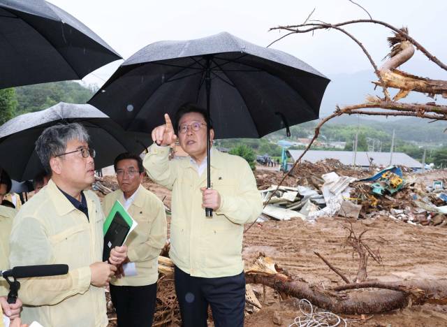 이재명 대통령이 21일 집중호우로 산사태가 발생한 경남 산청군 산청읍 부리마을에서 임상섭 산림청장과 함께 피해 상황을 점검하고 있다. 연합뉴스