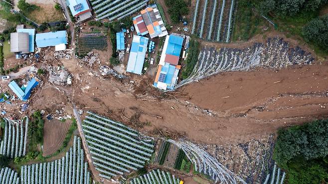 21일 경기 가평군 조종면 신상3리에서 폭우·산사태로 인한 잔해가 널부러져 있다. 뉴시스