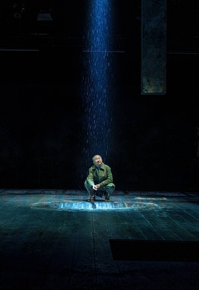 연극 ‘삼매경’은 34년 전 함세덕 극작의 연극 ‘동승’에서 동자승 도념을 연기한 배우 지춘성을 통해 ‘시대의 찬사를 받았던’ 배우의 회한을 들여다본다. 이철희 연출은 “그의 심상을 따라가 보면 배우를 넘어 오늘을 살아가는 자신과 마주하는 순간이 올 거라 생각했다”고 소개했다. 국립극단 제공