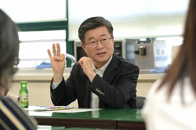 김길성 중구청장 ‘학교 현장 소통 간담회’ - 김길성 중구청장이 학교로 찾아가 학부모들과 현장 소통 간담회를 진행하고 있다. 중구 제공