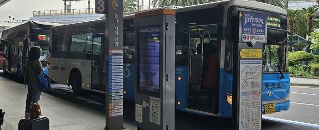 제주도가 8월부터 제주 어린이와 청소년들이 도내 모든 노선 버스를 완전 무료로 이용할 수 있다. 제주 강동삼 기자