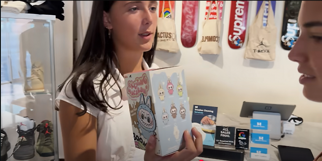 도널드 트럼프 미국 대통령의 첫번째 손녀 카이(오른쪽)가 라부부 인형을 구매하고 있다. 유튜브 캡처