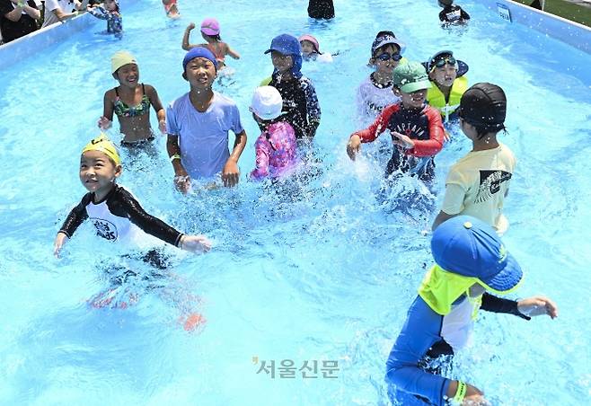 1년 중 가장 덥다는 절기상 대서인 22일 서울 종로구 광화문광장에서 열린 ‘2025 서울썸머비치’ 물놀이터에서 어린이들이 물놀이를 즐기고 있다. 2025.7.22 이지훈 기자
