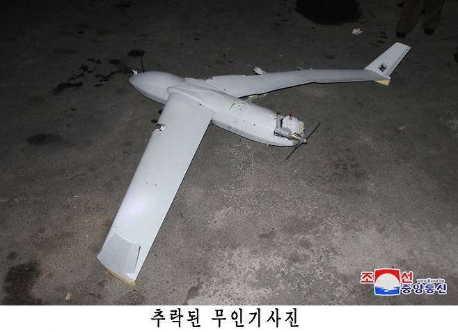 북한, 평양에서 한국군 무인기 잔해 발견 주장 - 북한이 평양에서 한국군에서 운용하는 드론과 동일 기종의 무인기 잔해를 발견했다고 주장하며 관련 사진을 공개했다. 북한 국방성 대변인은 지난해 10월 19일 조선중앙통신을 통해 “한국군부깡패들의 중대주권침해도발사건이 결정적 물증의 확보와 그에 대한 객관적이며 과학적인 수사를 통해 명백히 확증되였다”고 발표했다. 연합뉴스