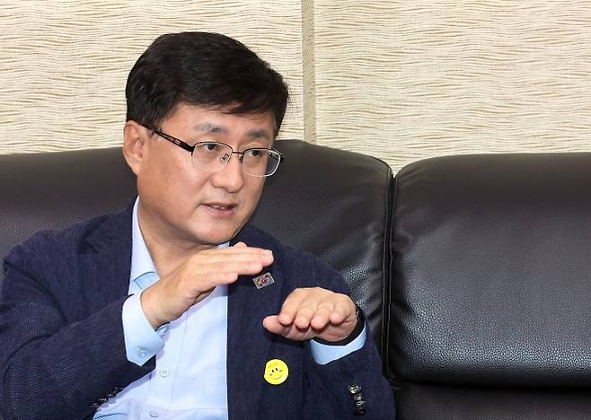 김성환 신임 환경부 장관이 22일 정부세종청사 환경부 기자실에서 출입기자단과 첫 간담회를 열고 있다. 세종 연합뉴스