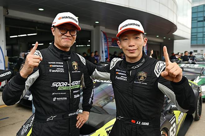 경기를 마친 후 이창우와 알렉스가 포즈를 취하고 있다. 사진: 김학수 기자