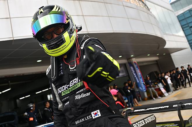 카메라를 향해 포즈를 취하고 있는 이창우. 사진: 김학수 기자