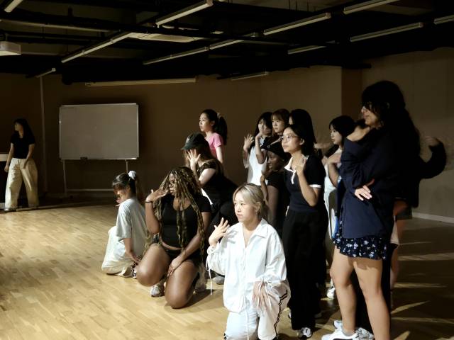 18일 한양대에서 외국인 학생들이 K팝에 맞춰 춤을 추고 있다. 정유나 기자