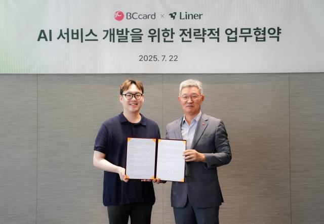 김진우(왼쪽) 라이너 대표와 최원석 BC카드 사장이 22일 서울 중구 BC카드 본사에서 업무 협약을 체결하고 기념촬영을 하고 있다. 사진 제공=라이너