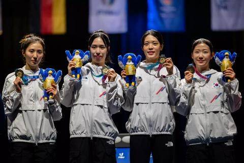 2025 라인·루르 하계 세계대학경기대회 펜싱 여자 플뢰레 단체전에서 우승을 거둔 한국 대표팀. 사진 제공=대한펜싱협회