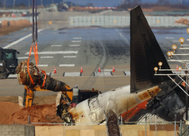 전남 무안군 무안국제공항에서 방위각시설(로컬라이저)에 충돌한 제주항공 여객기 엔진이 인양되고 있다. /연합뉴스