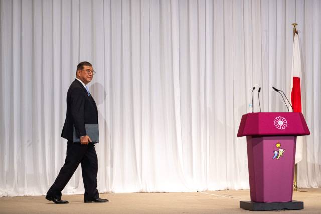 이시바, 어디로 가나…이시바 시게루 일본 총리가 참의원 선거 다음 날인 21일 선거 결과에 대해 기자회견을 하기 위해 무대에 오르고 있다. AFP연합뉴스