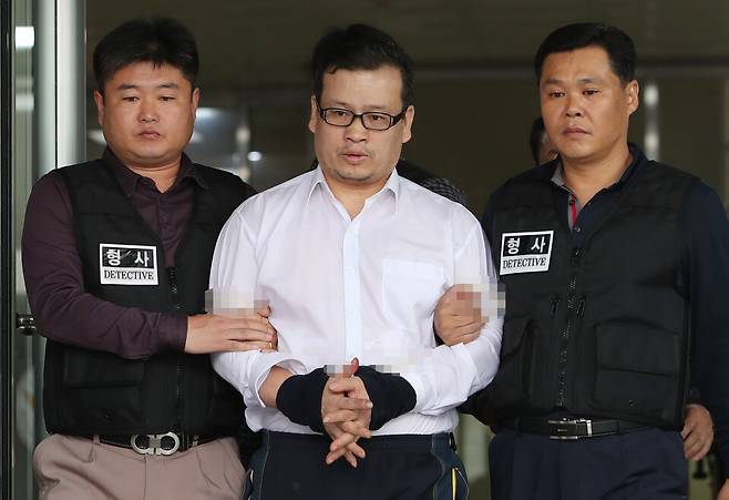 2016년 서울 강북구 오패산로에서 사제총기와 둔기로 이웃을 살해하려다 실패하자 현장에 출동한 김창호 경감(당시 경위)을 향해 총기를 격발해 살해한 성병대가 경찰서를 나서는 모습 ⓒ 연합뉴스