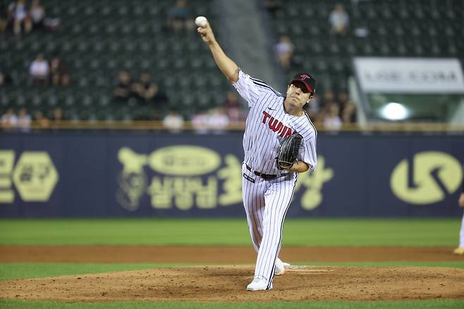 LG 김진성은 시즌 초반 흔들렸던 불펜진의 한 축을 맡아 전반기 50경기에 출전했다. 그는 후반기에도 어떻게든 팀에 보탬이 되고자 다짐했다. 사진제공｜LG 트윈스