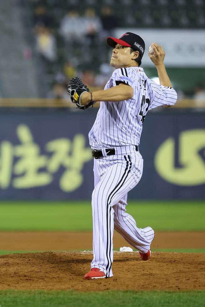 LG 김진성은 시즌 초반 흔들렸던 불펜진의 한 축을 맡아 전반기 50경기에 출전했다. 그는 후반기에도 어떻게든 팀에 보탬이 되고자 다짐했다. 사진제공｜LG 트윈스