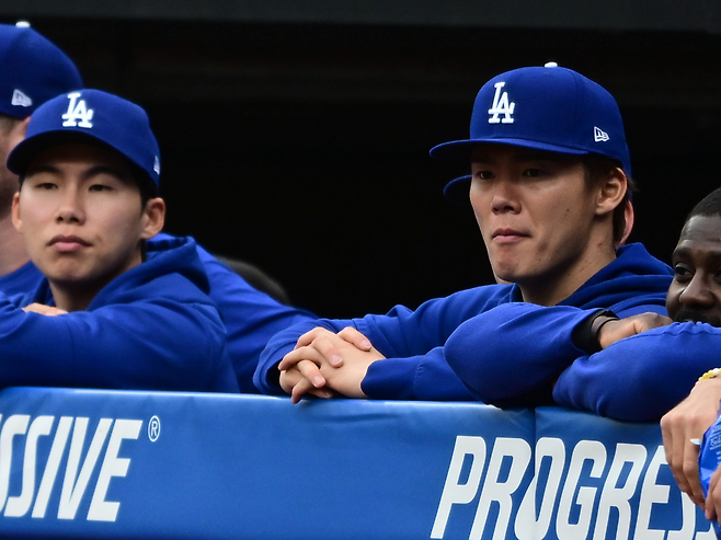 다저스 야마모토 요시노부(오른쪽)와 김혜성(왼쪽)은 덕아웃에서도 나란히 붙어 있는 날이 많다. AP뉴시스