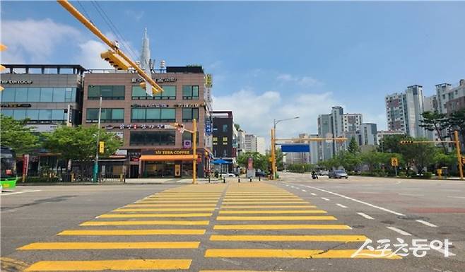 인천시는 올해 12월까지 어린이 교통사고 예방과 보행 안전 강화를 위해 총 26억 원을 투입, 관내 62개소 어린이보호구역에 경보등과 바닥형 보행신호등, 적색잔여시간표시기 등을 확대 설치한다(설치 모습). 사진제공|인천시