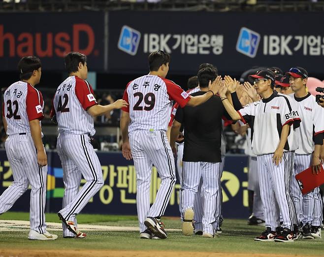 LG는 전반기 막바지 총력을 다짐했지만, 타선 침체에 발목이 잡혀 원하는 만큼 승리하지 못했다. LG는 독한 야구를 토대로 후반기 치고 나가려 한다.