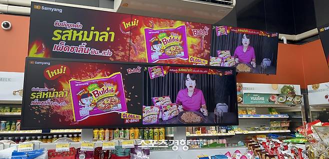태국 내 세븐일레븐 매장에서 판매 중인 삼양식품 마라불닭볶음면.  태국에서 라면 수요층 부문 내 마라불닭볶음면 인기는 최상위 수준이다.