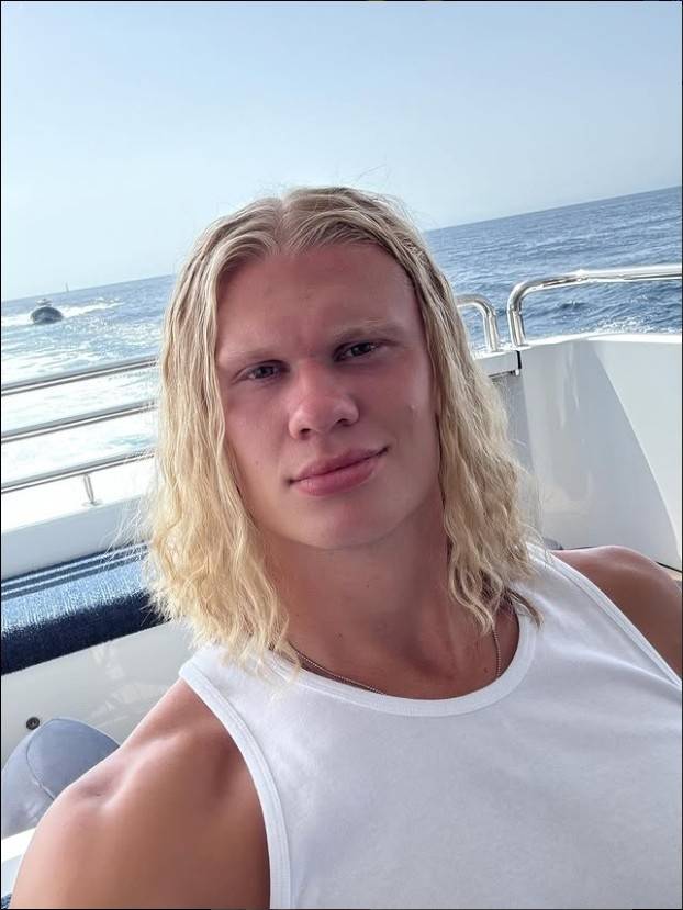 엘링 홀란이 25번째 생일을 맞아 SNS에 팬에게 감사를 전하고 자신의 헤어스타일에 대한 생각을 밝혔다. 홀란 SNS