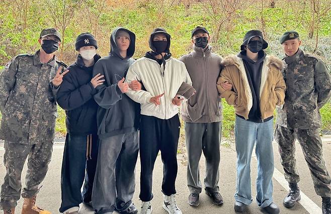멤버 RM과 뷔 입대를 배웅하러 나온 BTS 멤버들. 방탄소년단 X(트위터) 캡처.