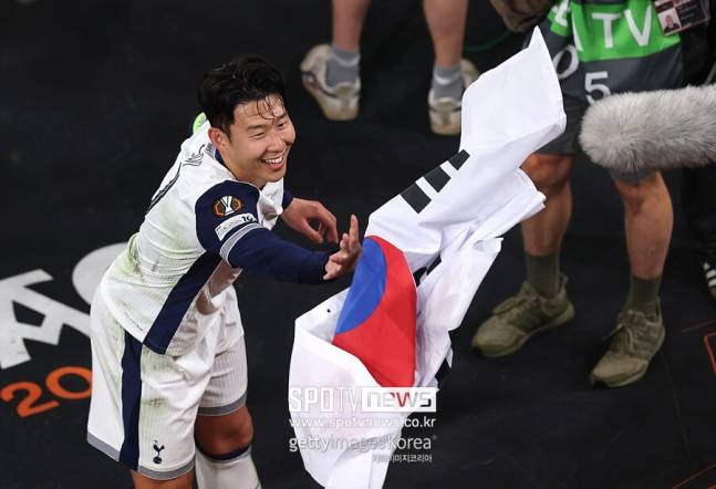 ▲ 이번 여름 손흥민을 향한 다양한 루머가 쏟아지고 있다. 손흥민이 토트넘에서 학수고대하던 우승 숙원을 푼 지금 계약이 1년밖에 남지 않다보니 이적설이 줄을 잇고 있다. 토트넘에서 모든 일을 해냈다는 손흥민을 향해 새로운 도전의 장을 마련해주려는 해외리그 팀들의 관심과 함께 두둑한 이적료를 손에 넣으려는 토트넘의 바람이 맞아떨어지는 모양새다.&nbsp;