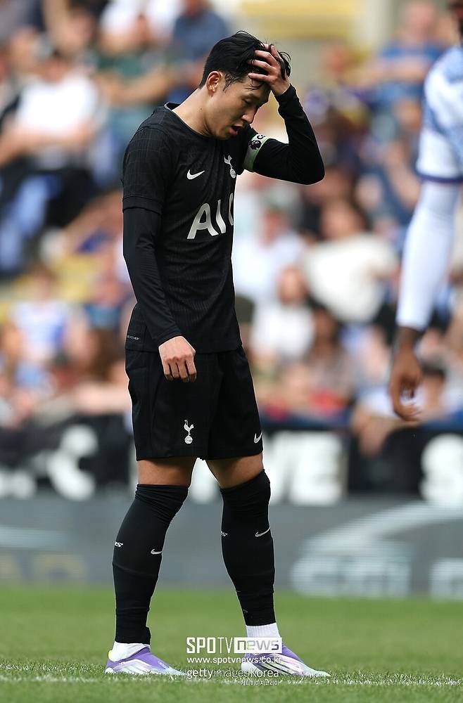 ▲ 한국 축구팬들은 토트넘이 찾아왔을 때 가는 곳마다 인산인해로 반응했다. 토트넘이 국내서 펼치는 경기마다 매진 사례가 줄을 이었다. 상상 이상의 열기를 내뿜었다. 토트넘 선수들이 처음 한국땅을 밟는 순간인 인천국제공항을 시작으로 호텔, 훈련장 등 장소마다 팬들로 장사진을 이뤘다.