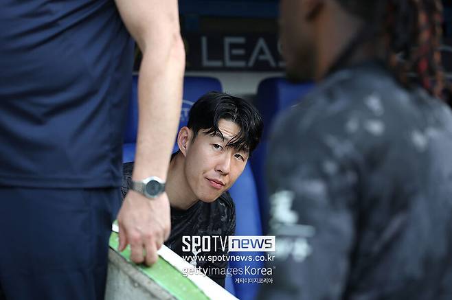 ▲ 손흥민이 없으면 토트넘은 제아무리 구름 관중을 모아도 100% 수익을 확보할 수 없다. 지난달만 해도 손흥민이 한국에서 열리는 경기에 출전해야 하는 의무를 어길 경우 200만 파운드(약 38억 원)만 지불하면 끝날 문제라고 알려졌으나 상당한 돈을 포기해야 하는 것으로 새롭게 알려졌다.