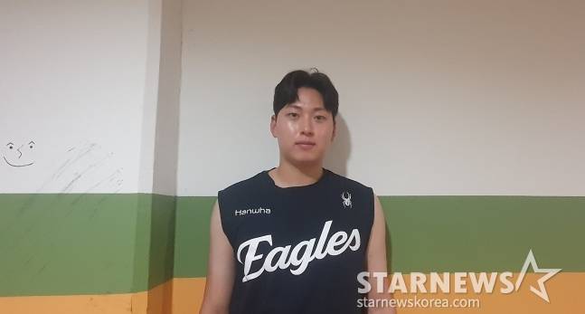 한화 조동욱이 20일 수원 KT전을 앞두고 스타뉴스의 사진 요청에 응하고 있다. /사진=김동윤 기자