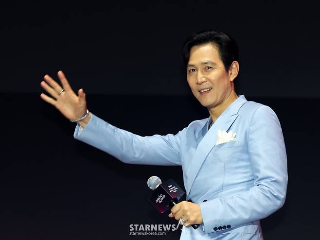 (서울=뉴스1) 황기선 기자 = 배우 이정재가 28일 오후 서울광장에서 열린 오징어게임 시즌3 글로벌 피날레 무대인사에 입장하고 있다. 2025.6.28/뉴스1  Copyright (C) 뉴스1. All rights reserved. 무단 전재 및 재배포,  AI학습 이용 금지. /사진=(서울=뉴스1) 황기선 기자