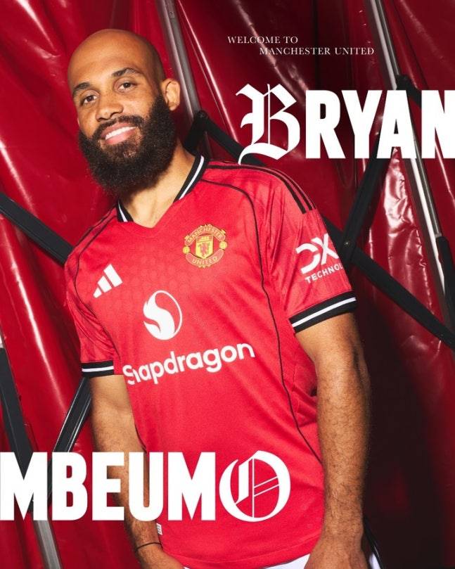 맨유 유니폼을 입은 브라이언 음뵈모. /사진=맨유 공식 SNS 갈무리